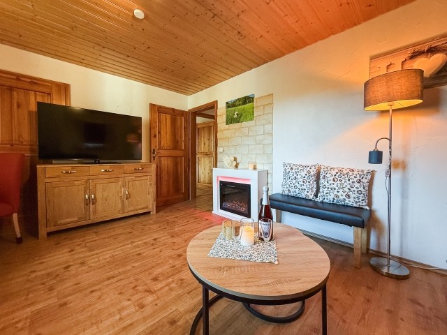 gemütliches Wohnzimmer mit großen TV