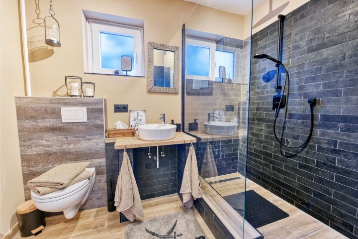 Sharing-Duschbad mit WC im EG