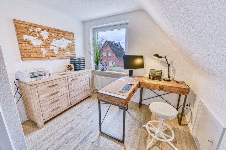 Wir bieten Ihnen ein komplett eingerichtetes Büro im OG