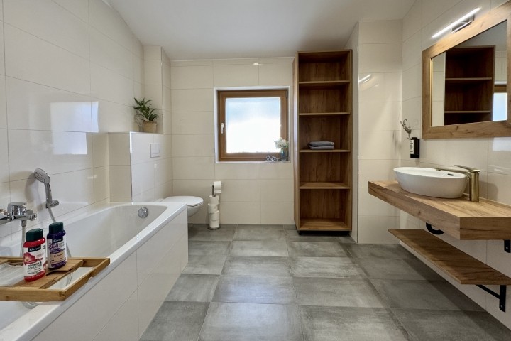 Badezimmer mit Badewanne