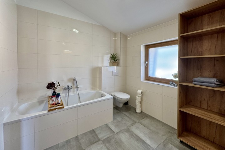 Badezimmer mit Badewanne