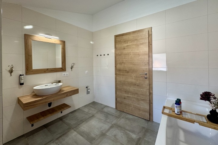 Badezimmer mit Badewanne