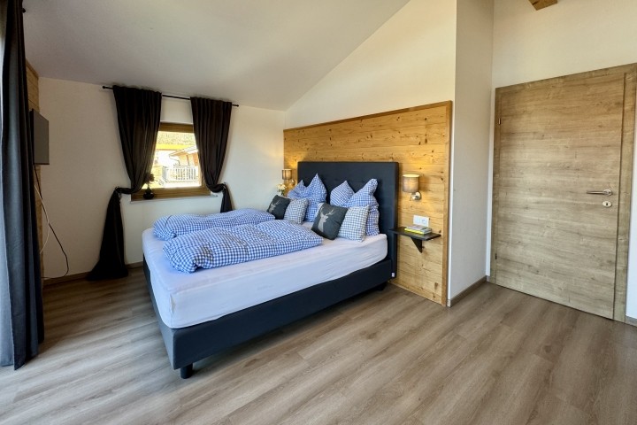 Schlafzimmer mit Doppelbett und Stockbett