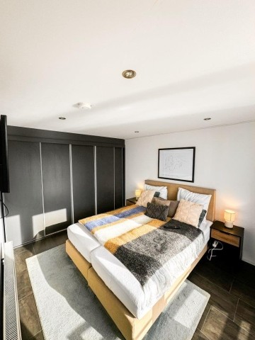 1. Schlafzimmer mit Zugang zur Terrasse
