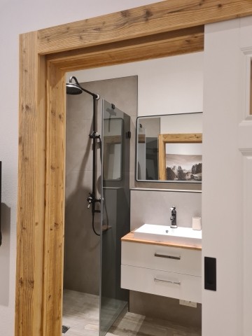 Badezimmer en Suite mit Dusche im Retro-Style, Waschbecken und WC