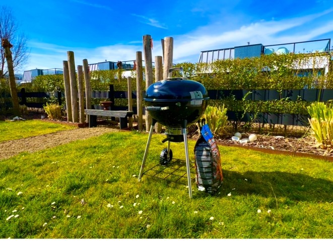 Ein toller Holzkohle Grill steht kostenlos zur verfügung