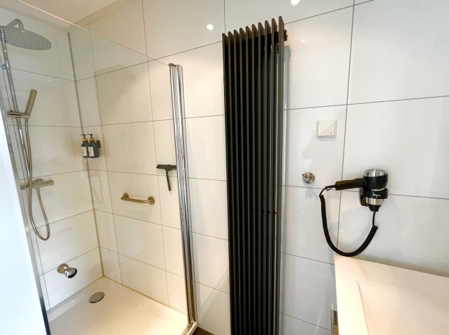 Dusche direkt am Schlafzimmer 1 mit Fön und Regendusche