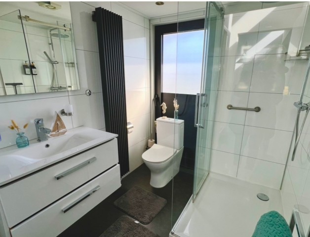 Badezimmer 1 mit WC und Dusche 