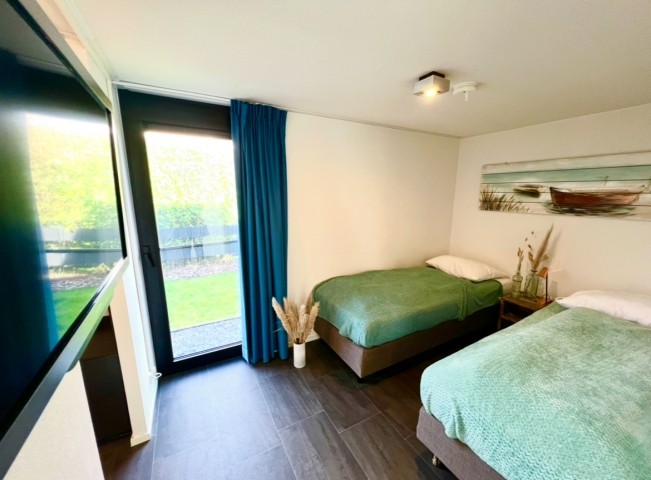 Schlafzimmer 2 mit Tv und Ankleide