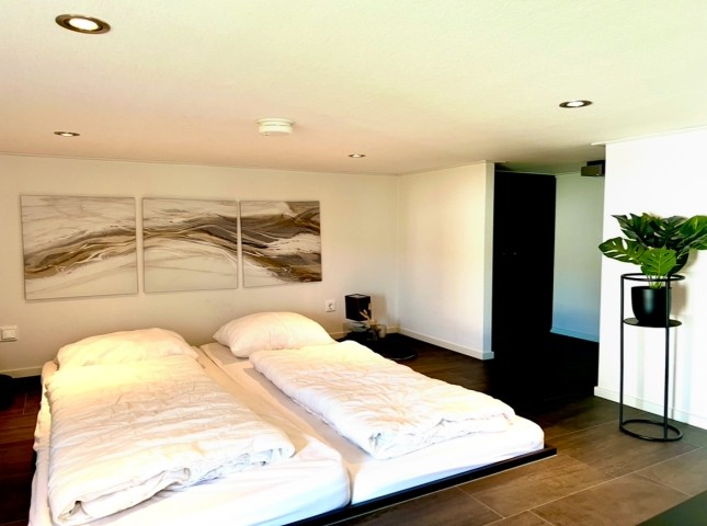 Schlafzimmer 3 , mit Fenster und Schrank , Deckenhöhe 1,3m