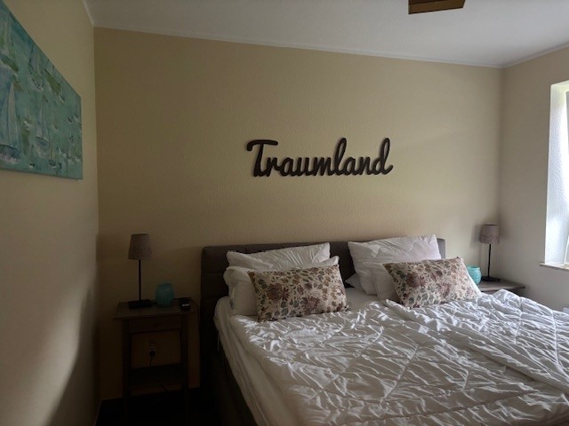 Schlafzimmer mit Boxspringbettnim Erdgeschoss 