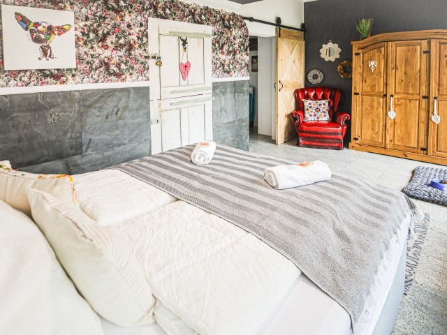 Schlafzimmer mit Holzschiebetür