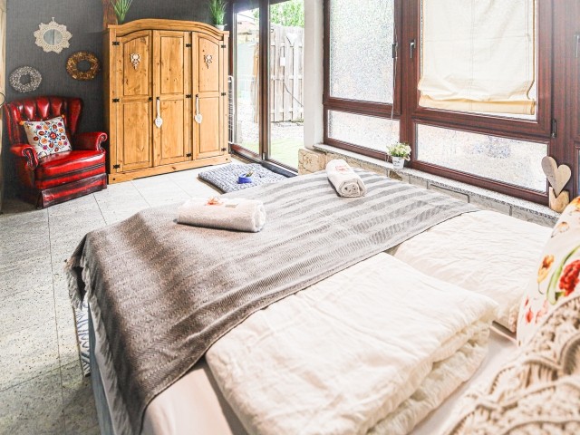 Blick in den Garten. Kleiderschrank.
