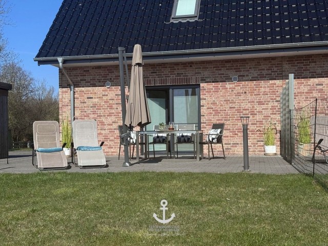 Terrasse mit Gartenmöbeln