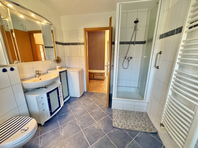 Badezimmer mit Badewanne und Dusche