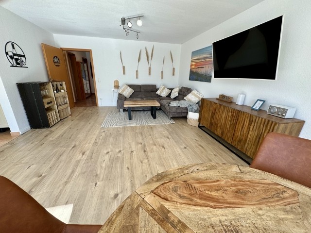 großes Wohnzimmer mit Esstisch