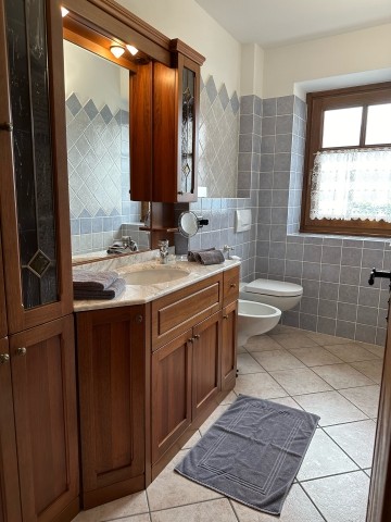 Badezimmer 1.  OG (WC, Bidet, Waschbecken)
