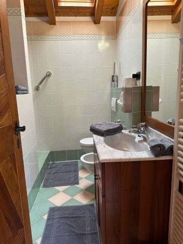 Badezimmer 2. OG (Dusche, WC, Bidet, Waschbecken)
