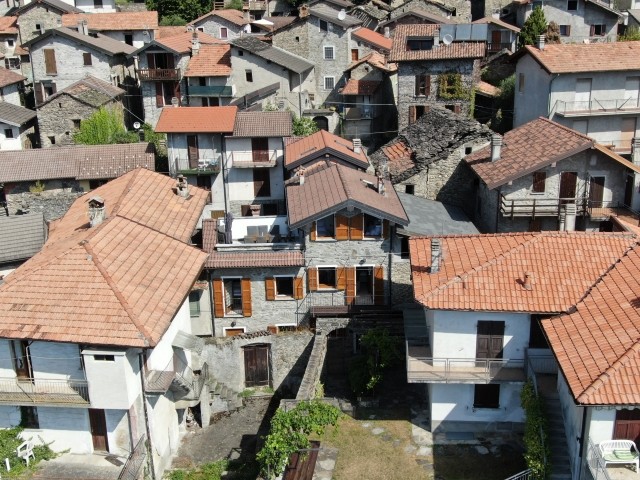 Haus im Dorf eingebettet
