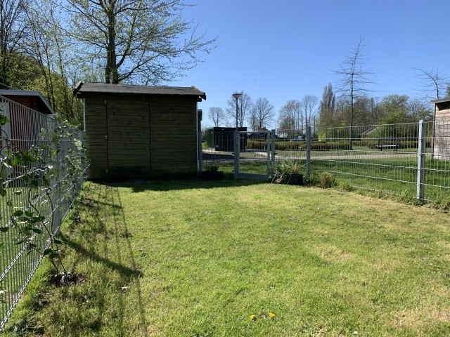 Blick von der Terrasse in den Garten