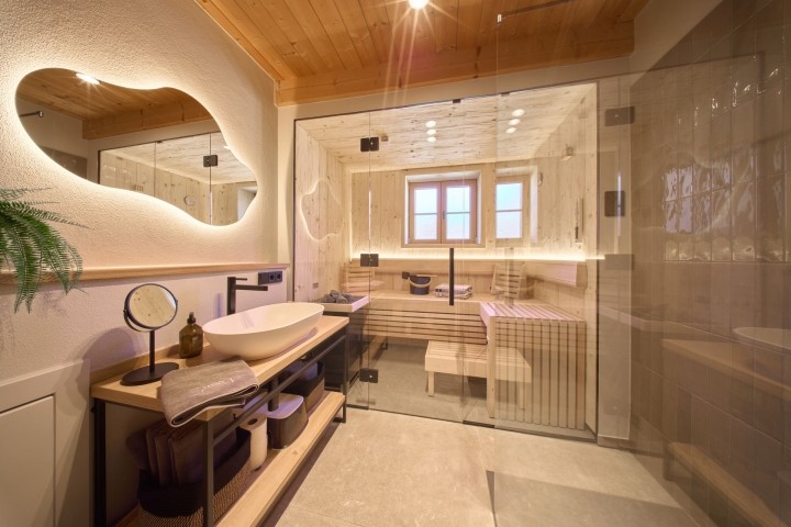 Badezimmer mit Tropenshower und Sauna