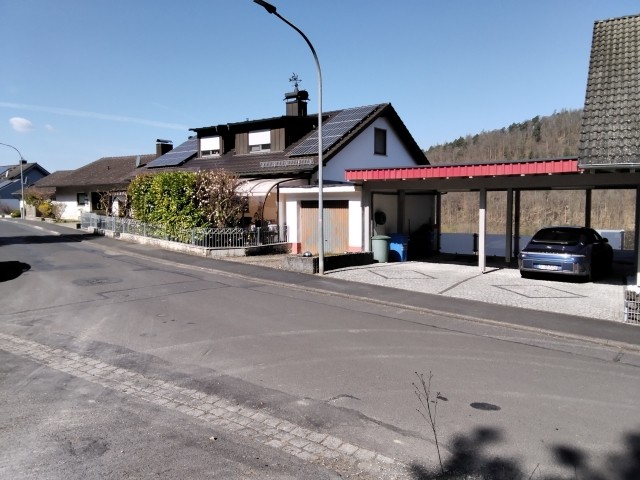 Von der Straße aus