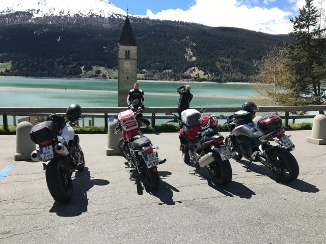 Motorrad vor Bergkulisse, ideal für Roadtrips und Abenteuer.