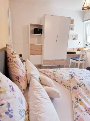 helles Schlafzimmer mit Doppelbett, geräumigen Kleiderschrank, TV und Rolläden zum Verdunkelnden sind vorhanden. 
