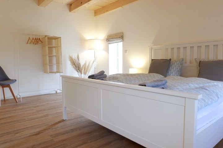 Großzügiges Schlafzimmer mit Doppelbett (180x200cm)
