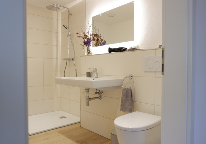 Badezimmer mit WC und Dusche