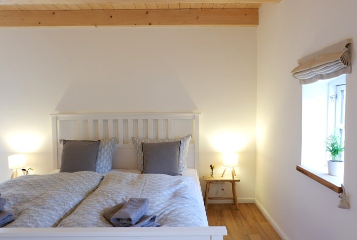 Schlafzimmer mit schöner Holzdecke