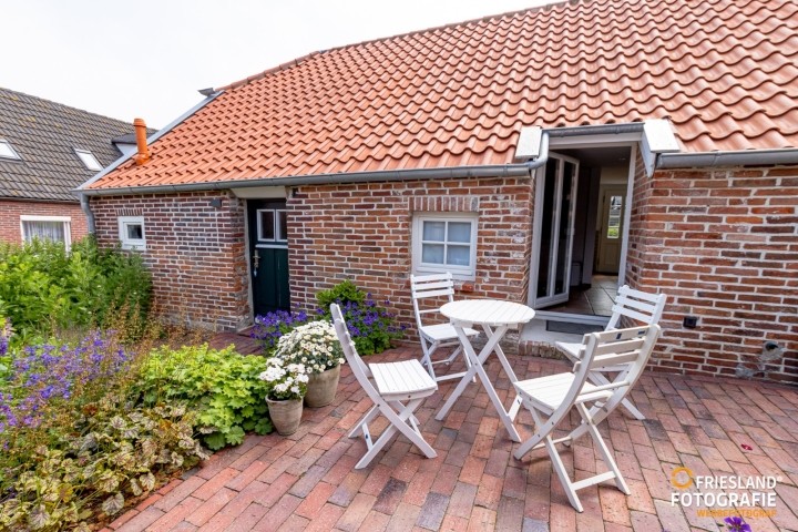 Gartenterrasse mit eingezäuntem garten 