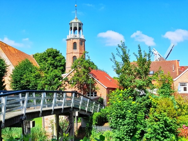 Kirche mit Hühnerbrücke in Ditzum