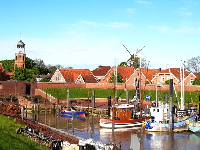 Blick auf den Hafen zum Ort