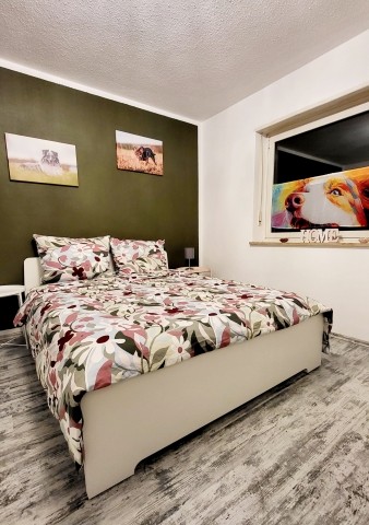 Schlafzimmer mit  Bett 160x200