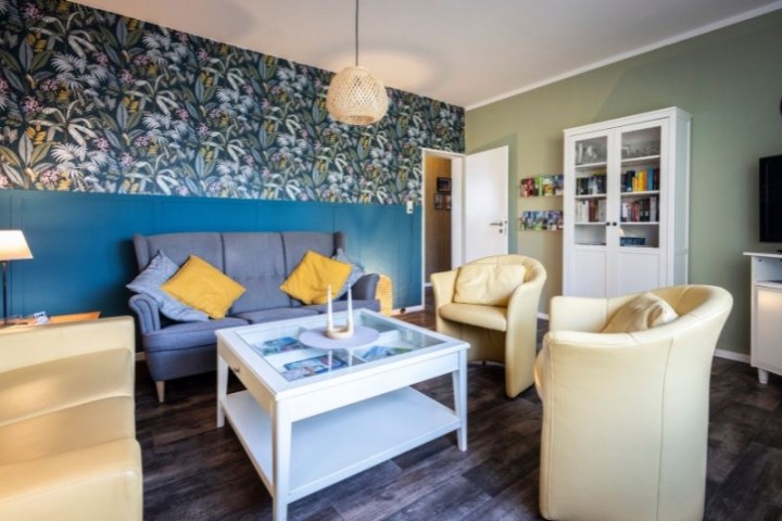 Wohnzimmer mit Bücherschrank, TV und toller Aussicht