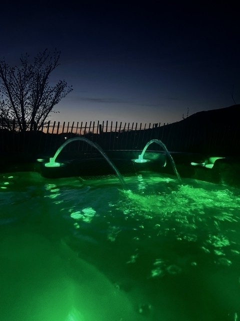 Whirlpool mit Wasserfall und Beleuchtung