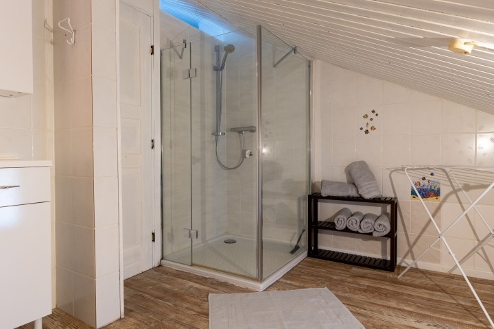 Geräumige Dusche