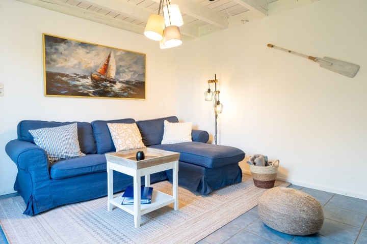 Maritim gestaltetes Wohnzimmer mit großzügiger Couch