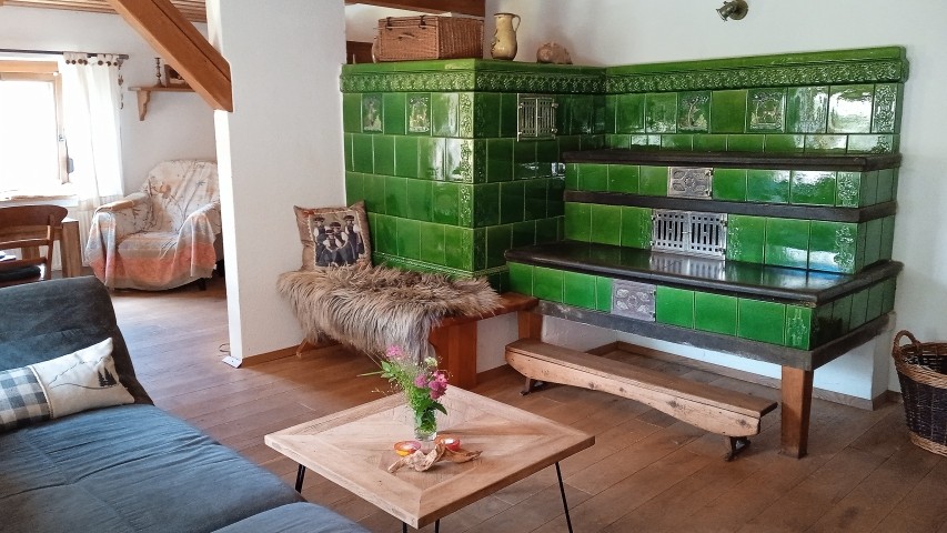 Wohnzimmer mit historischem Kachelofen