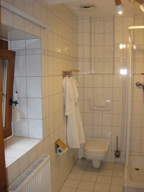 Bad  mit Dusche und Fenster