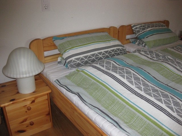 Schlafzimmer mit 2 Fenstern