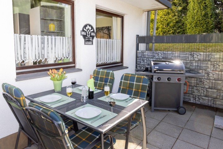 Große Terrasse mit Gasgrill