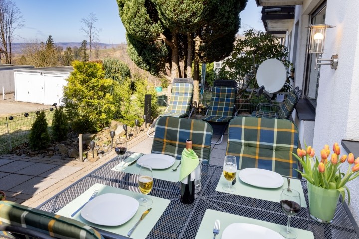 Terrasse mit Bank und Liegen