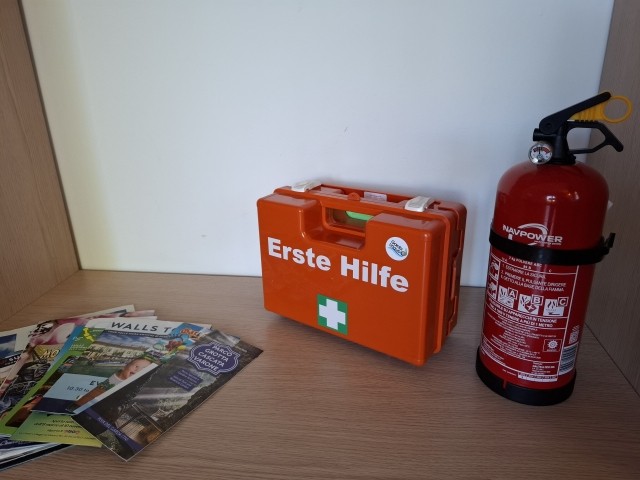 Feuerlöscher und Erste Hilfe Koffer sind dabei