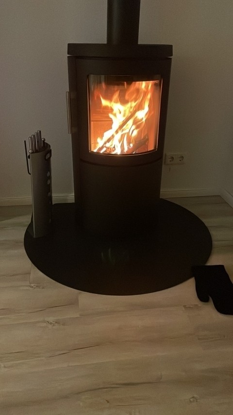 Der Ofen sorgt wohlige Wärme