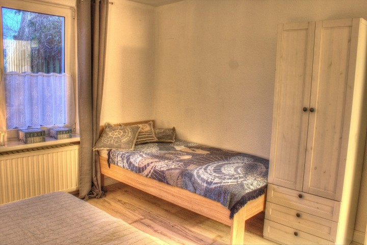 Einzelbett als zusätzliche Aufbettung im Schlafzimmer
