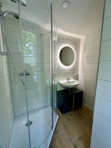 Bad mit Dusche und WC