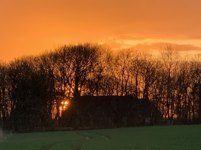 Blick aus dem Haus in den Sonnenuntergang