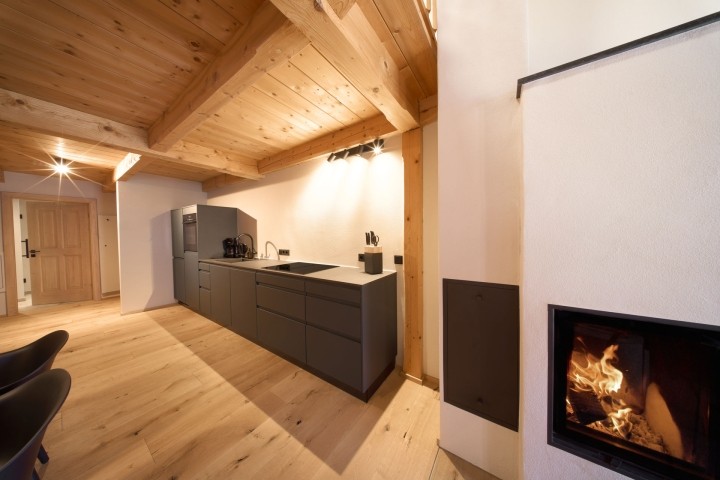 Küchenzeile mit Kamin